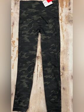 NWT Spanx “Look at Me Now leggings” small/green camo